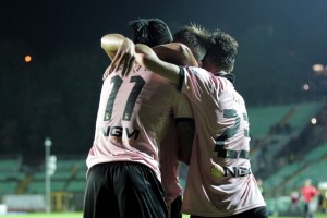 SIENA, ITALY - OCTOBER 21:  Abel Hernandez (L) of US Citta di Palermo celebrates with team-mates after scoring a goal during the Serie B match between AC Siena and US Citta di Palermo at Artemio Franchi - Mps Arena on October 21, 2013 in Siena, Italy.  (Photo by Gabriele Maltinti/Getty Images)